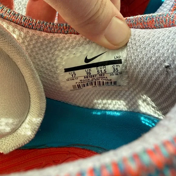 Nike Kobe Bryant signature sneaker (17) - Picture 5 of 5